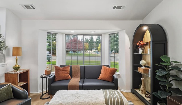 Forest Homes Retreat – Mid-Century Modern Comfort in the Heart of Redding in Redding