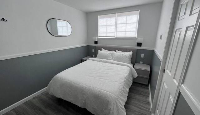 Secluded Courtyard Studio with Kitchen & Private Entrance
