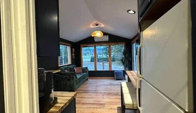 Cozy Tiny Home + Hot Tub | Oak trees, Trail & View