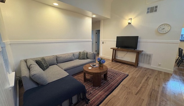 Beautiful 1865 Craftsman retreat w/gated courtyard in the heart of Grass Valley