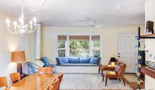 Cloverdale 2BR cottage with private creek beach & firepit — dogs OK