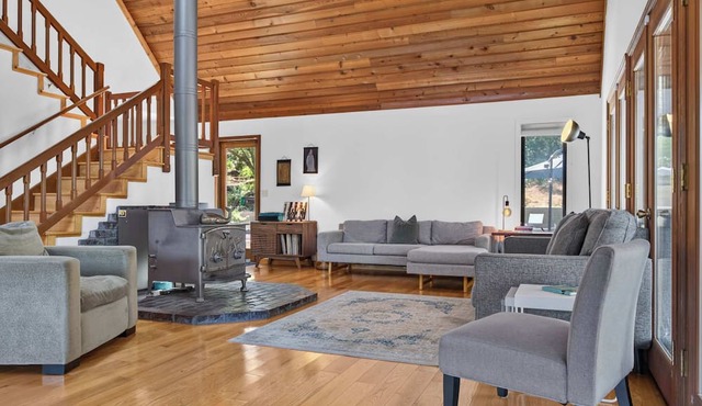 Sebastopol fun house with pool & spa, dogs welcome in Sebastopol