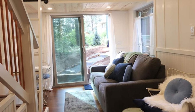 Tiny House with 2 lofts for sleeping. Just a mile from Grass Valley.