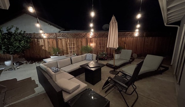 Luxurious King Bed with Outdoor Space and 85” TV in Gilroy