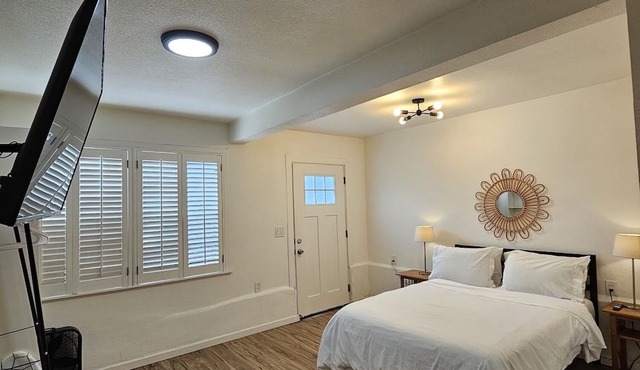 Beautifull Renovated Designer Staged Studio Close to Bart and Prescott Market