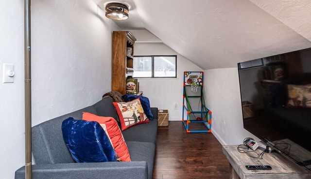 Cozy Central 4 BR Cabin, with Game Loft, Spa, Walk to the Lake, Eateries, Ski!