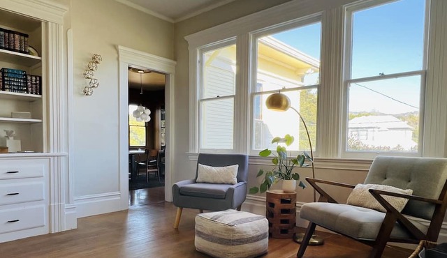 Historical Cozy Home Walking Distance to Downtown!