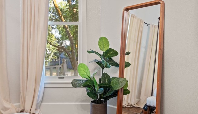 Charming Upstairs 3BR: Minutes from DT Sacramento!