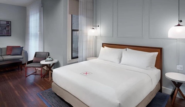 Contemporary Suite, Axiom Hotel in San Francisco, Mono King