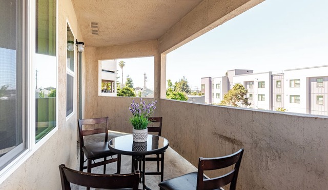 Modern 3-Bedroom 2 Bathroom 6 Beds Suite with AC, Perfect for Family and Work