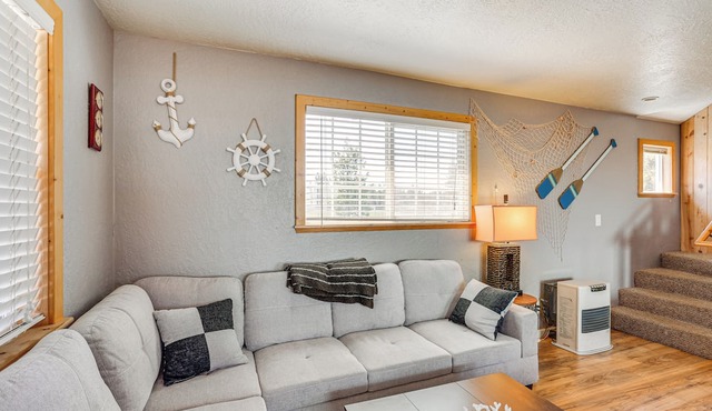 < 1 Mi to Lake Almanor: Home w/Furnished Decks! in Chester