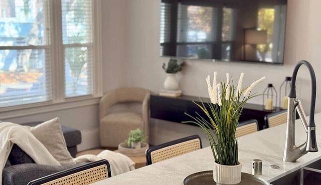 2 BD/2 BA in Historic Downtown Sacramento -Beautiful Backyard, Centrally Located