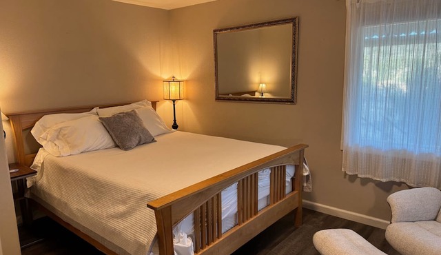 Riverbed House with hot tub in Middletown
