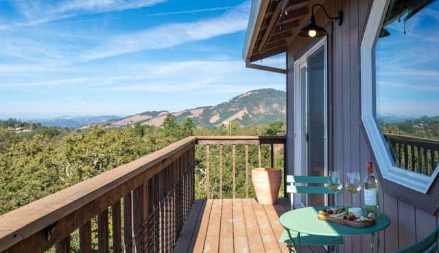 Charming 3 BD Retreat - Spa, EV Charger, Views
