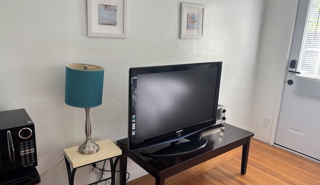 Gorgeous Studio with private bath and private entry close to Bart
