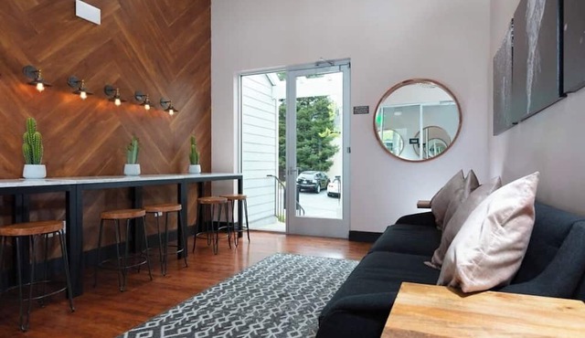 Modern 1-bedroom with WiFi, pool, fitness center, and comfort in San Ramon.