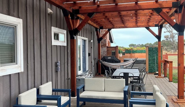 Updated 5BR ocean view villa in Mendocino - Fort Bragg with firepit & hot tub