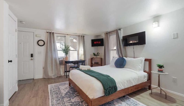 Homey Downstairs Studio Near Downtown and the River