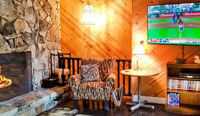 Lake Almanor CC Oasis: 4BR, Game Room, Lake Access, Country Club Amenities. Wifi in Lake Almanor Country Club