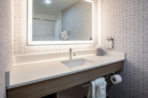 Holiday Inn Express & Suites Lathrop by IHG