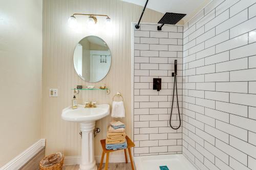 Steps to Main St! Restored Sonora Bungalow w/Yard