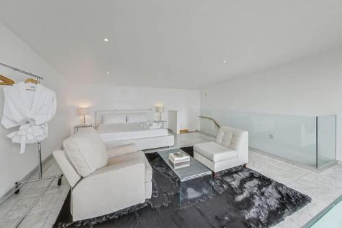 Luxury 3BR Home - Pano Views, Steam room & Deck