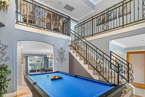 Luxury 5BR Waterfront Getaway | Spa, Gym, Dock - Holiday Home in Discovery Bay