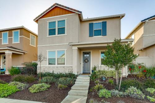 7 Mi to Dtwn Sacramento: Peaceful Gem w/Patio!