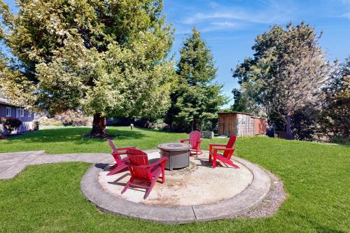 Charming Fort Bragg Home with Ping-Pong & Fire Pit