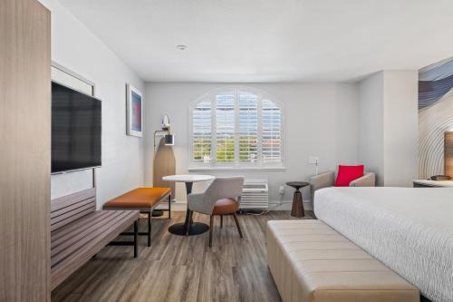 Hotel Skye San Francisco Airport SFO FREE SHUTTLE AND BREAKFAST!
