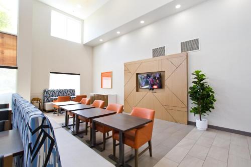 Holiday Inn Express & Suites Sacramento NE Cal Expo by IHG