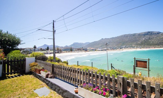 Fish Hoek House | Heritage home in Cape Town on the ocean in Fish Hoek with Jacuzzi and garden